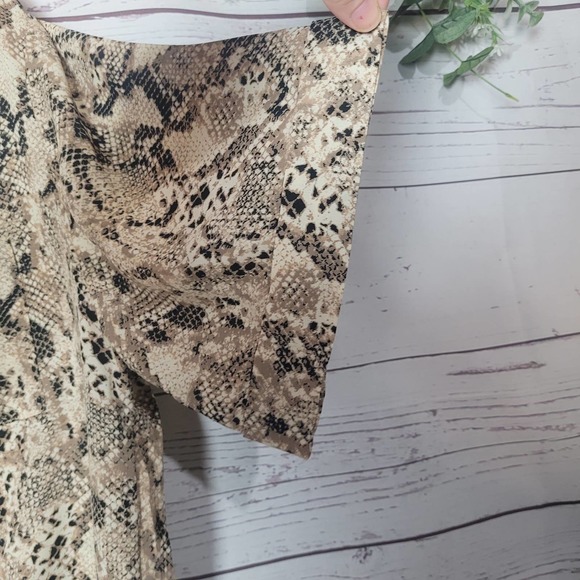 Sanctuary Snakeskin Print Short Sleeve Front Tie Boxy Top Womans Size Large - Picture 3 of 6
